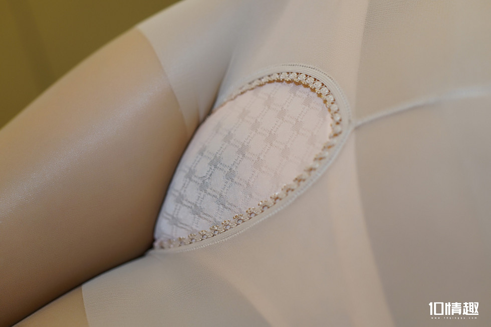 [ROSI写真]口罩系列NO.477_蕾丝抹胸内衣妹子居家床上开档肉丝裤袜秀蜜桃翘臀写真38P