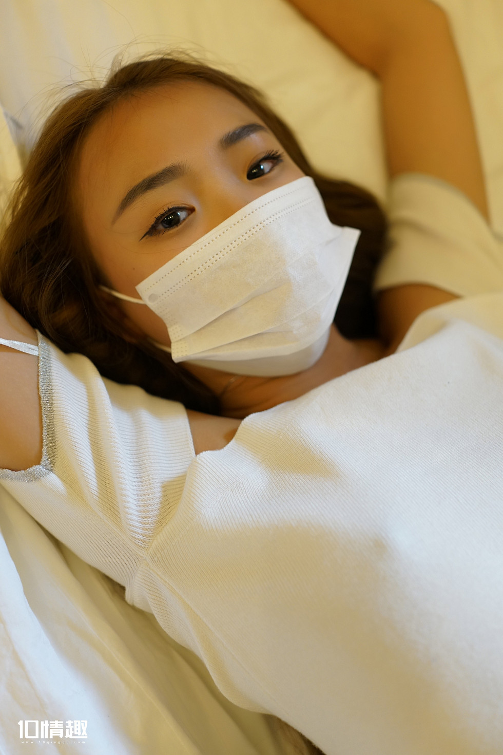 [ROSI写真]口罩系列NO.523_白色开胸衫妹子真空激凸无内灰丝裤袜翘臀诱惑写真31P